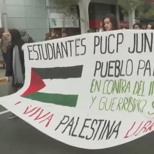 بيرو: مسيرة احتجاجية أمام سفارة إسرائيل في ليما على قتل الاطفال والمدنيين الفلسطينيين في غزة
