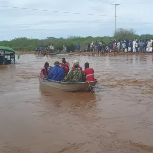 فيديو. بعد أن جرفت مياه الفيضانات حافلتهم.. إنقاذ 50 راكبًا علقوا وسط نهر في كينيا