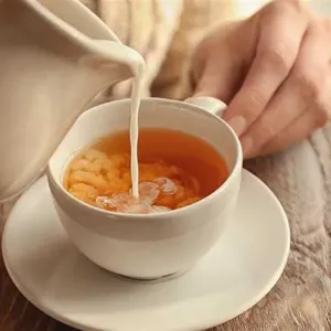 فئات ممنوعة من شرب الشاي بالحليب