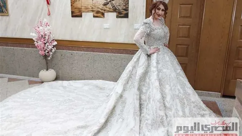 إيناس مكي تُثير الجدل بظهورها بـ فستان زفاف على شواطئ رأس البر (صور)