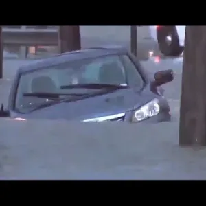 شاهد: فيضانات جارفة تغرق المركبات في شوارع إنديانا بوليس الأمريكية