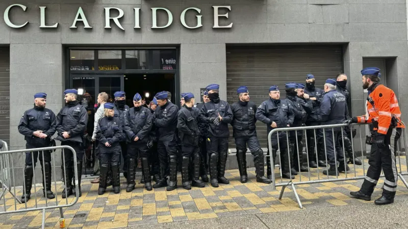 فيديو. 
            
    			الشرطة البلجيكية تمنع مؤتمرًا لليمين المتطرف الأوروبي