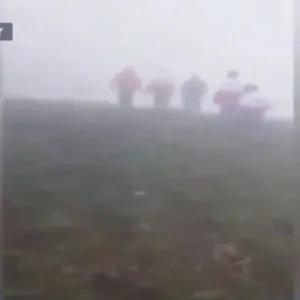 شاهد.. أول فيديو من موقع سقوط طائرة الرئيس الإيراني لحظة انتشار فرق الإنقاذ