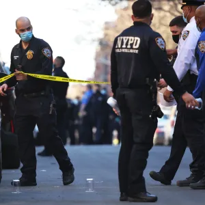 الشرطة الأمريكية: مقتل 4 وإصابة 3 بينهم شرطيان في حادث طعن في نيويورك ومقتل المشتبه به