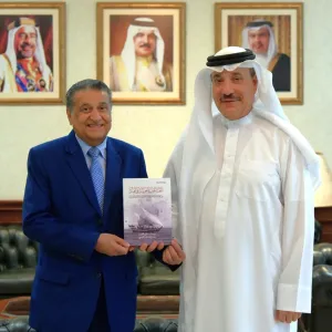 حميدان يتسلم نسخة من كتاب «النخبة التجارية البحرينية في الهند»