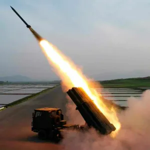 تعتزم #كوريا_الشمالية تزويد جيشها براجمات صواريخ جديدة من عيار 240 ملم اعتبارا من العام الجاري.وأفادت وكالة الأنباء المركزية لكوريا الشمالية اليوم بأن...