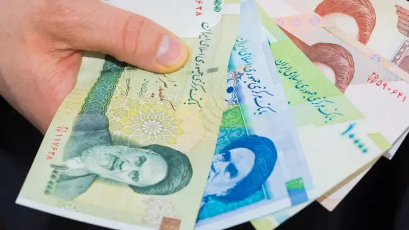 بعد حادث سقوط طائرة "إبراهيم رئيسي".. الريال الإيراني يهوي مقابل الدولار
