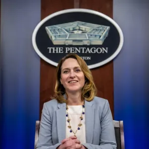 بعد نقل مهامه لها... ماذا نعرف عن أول امرأة تتولى منصب نائب وزير الدفاع الأميركي؟