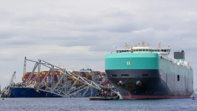عبور أول سفينة شحن بعد انهيار جسر بالتيمور في الولايات المتحدة (فيديو+صور)
