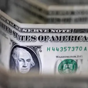 الدولار يتأرجح بعد تصريحات باول بشأن احتمالات خفض الفائدة