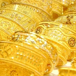الذهب يتراجع متأثراً بقوة الدولار
