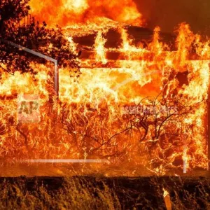 فيديو. حرائق مستعرة في شمال كاليفورنيا وإجلاء الآلاف عن منازلهم