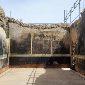 اكتشاف قاعة طعام أثرية في بومبي الإيطالية تزينها جداريات عن حرب طروادة