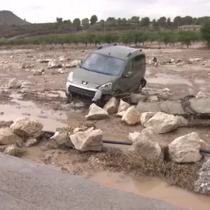 فيديو. إنقاذ رجل حاصرته مياه الفيضانات داخل سيارته في مدينة مورسيا الإسبانية