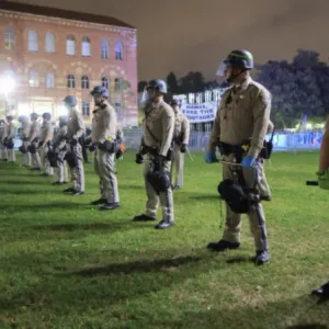 "أعمال عنف مروعة" في جامعة لوس أنجلوس بعد فض الشرطة لاحتجاجات نيويورك