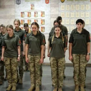 شاهد: إقبال فتيات أوكرانيات حسناوات على الانضمام للجيش الأوكراني.. والكشف عن عددهن ضمن القوات العسكرية