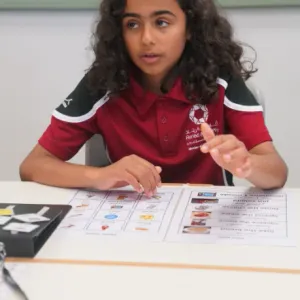 مؤسسة قطر تســـــــــتـخــدم التكنولوجـــيا للارتقاء بدمج الطلاب من ذوي التوحد في العملية التعليمية 