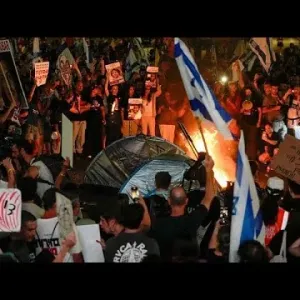 شاهد: الآلاف يتظاهرون في تل أبيب مطالبين بعقد صفقة تبادل فورية لإطلاق سراح الأسرى بغزة
