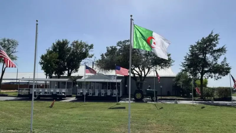 علم الجزائر يرفرف في موقع تصوير مسلسل "دالاس" الشهير