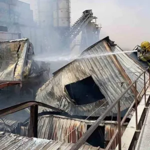الإطفاء: السيطرة على حريق غرف «كيربي» داخل أحد المصانع في المطلاع