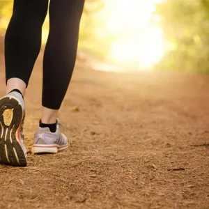 المشي أثناء الدورة الشهرية- 5 فوائد يقدمها لصحتِك