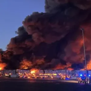 بالفيديو | حريق مهول يلتهم أكبر مركز تجاري في وارسو