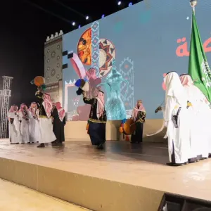زوار مهرجان محمية الملك سلمان بالجوف يتفاعلون مع العرضة السعودية والسامري