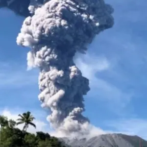 ثوران بركان جبل إيبو في إندونيسيا وتحذير من فيضانات