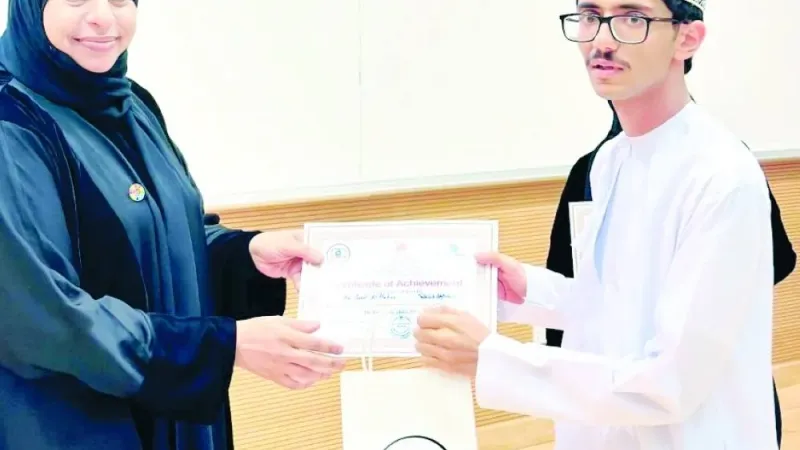 تكريم الفائزين في مسابقات اللغة الإنجليزية بمدارس ظفار