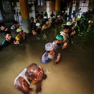 بينها لقطة لمصلين شبه غارقين داخل مسجد.. صور مؤلمة تجسّد "مآسي الاحتباس الحراري" في بنغلاديش https://cnn.it/3IQMavP  #نداء_الأرض #الكوكب_الدائم