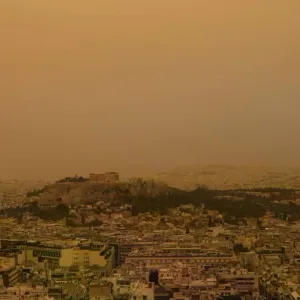 فيديو. سحب الغبار الحمراء التي غطت اليونان تنقشع تدريجيًا https://arabic.euronews.com/video/2024/04/24/athens-stifling-dust-clouds-blown-across-medite...