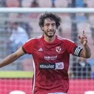 محمد هانى يحتفل بالتتويج بالدوري: 24 بطولة فى 28 سنة مع الأهلي