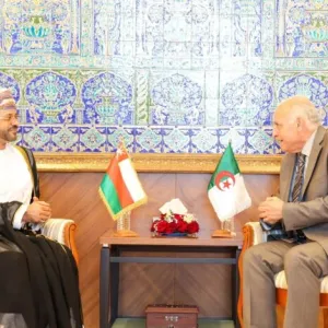 وزير الخارجية يعقد جلسة مباحثات سياسية مع نظيره الجزائري