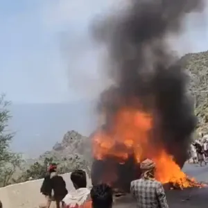 الجثث تفحمت.. مصرع 9 أشخاص في احتراق "باص" يقل مسافرين وسط اليمن (فيديو)