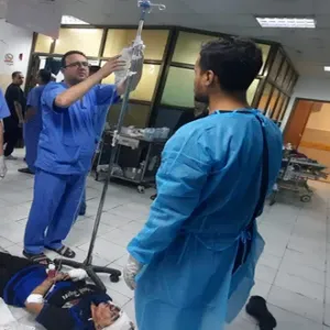 "نيويورك تايمز": الأطباء المتطوعون يجلبون قصصًا مروعة من مستشفيات غزة