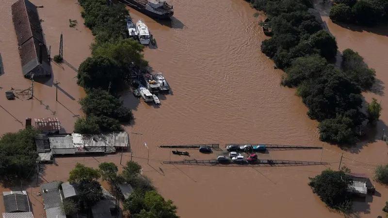 فيديو. فرق الإنقاذ تبحث عن المنكوبين جرّاء الفيضانات في البرازيل