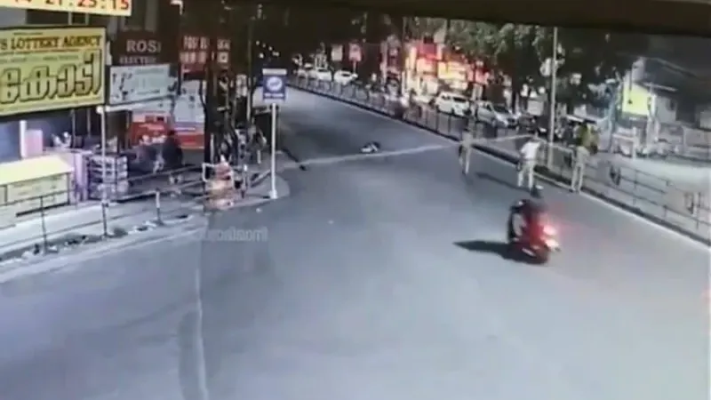 شاهد: الشرطة الهندية تضع حبلاً لإغلاق طريق سريع.. وعند مرور سائق دراجة نارية كانت الصدمة!