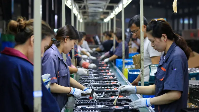 ضربة مزدوجة للاقتصاد الصيني: تراجع التصنيع والخدمات في يونيو