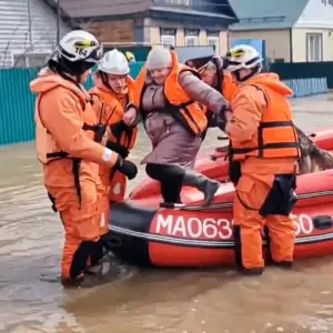 روسيا: الحماية المدنية تجلي 700 شخص من سكان مدينة أورسك بعد انهيار سد