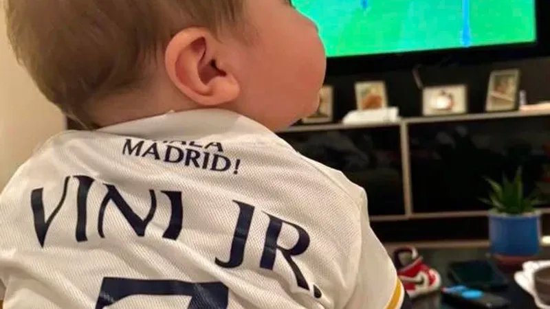 نجل جارناتشو لاعب مانشستر يونايتد كان يرتدي قميص فينيسيوس خلال مشاهدة ريال مدريد وبايرن ميونخ
