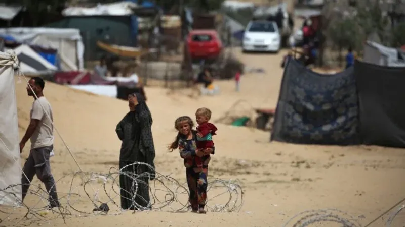 النازحون الفلسطينيون بغزة يحصلون على الحد الأدنى من الماء يوميا