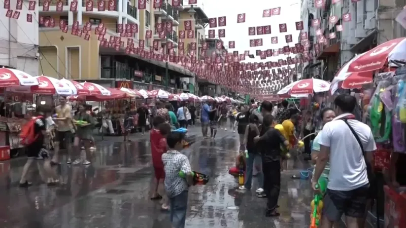 شاهد: حرب بالمياه في شوارع تايلند بمناسبة أحد المهرجانات التقليدية