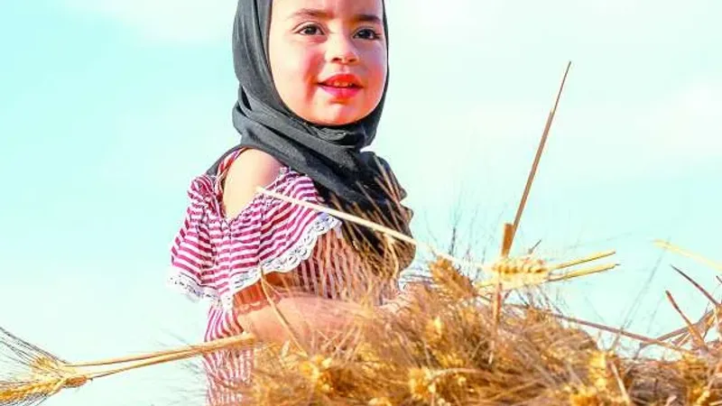 فرحة أطفال الصعيد بسنابل القمح.. احتفال وفوتوسيشن: «حان قطافها»