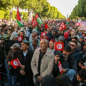 مئات المحتجين في تونس تنديدا بما وصفوه بـ"الديكتاتورية"