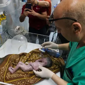 وفاة الرضيعة "صابرين روح" بعد أيام على ولادتها "المعجزة" في غزة (صور)