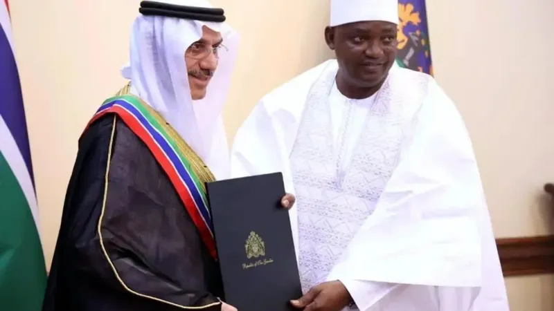 رئيس غامبيا يكرّم رئيس البنك الإسلامي للتنمية بوسام القائد الأكبر للجمهورية