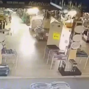 فيديو من داخل متجر في خاركيف يرصد لحظة وقوع انفجارات مميتة جراء غارة روسية