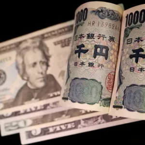 مكاسب قوية للدولار وتحذير من تدخل حكومي لإنقاذ الين الياباني