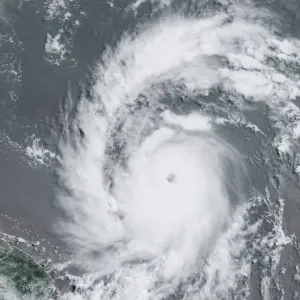 أول أعاصير الأطلسي 2024.. «بيريل» يتحول لعاصفة خطيرة في الكاريبي
