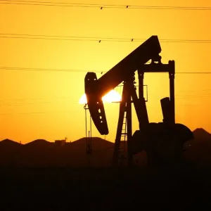 أسعار النفط تصعد 1% بفضل تحسن توقعات الطلب